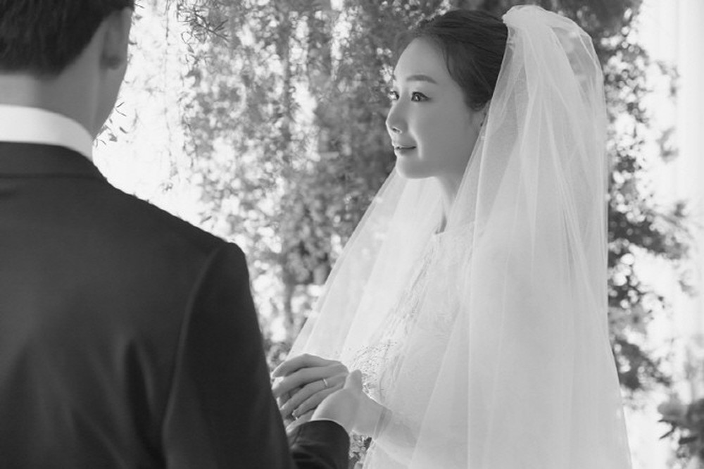 YG tung ảnh cưới hiếm hoi của đại mỹ nhân Choi Ji Woo: Cô dâu đẹp lộng lẫy, chú rể xuất hiện thoáng qua - Ảnh 3.