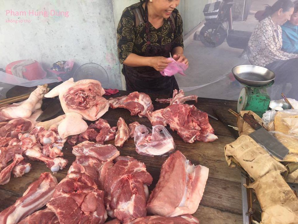 Hải Phòng: Người phụ nữ mắc màn bán thịt lợn ở giữa chợ gây chú ý - Ảnh 5.