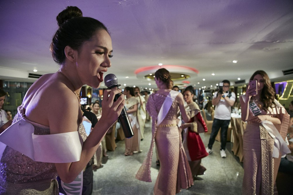 Hương Giang đằm thắm trong trang phục dân tộc Thái Lan, giao lưu văn nghệ cực sung cùng dàn thí sinh HH Chuyển giới Quốc tế - Ảnh 5.