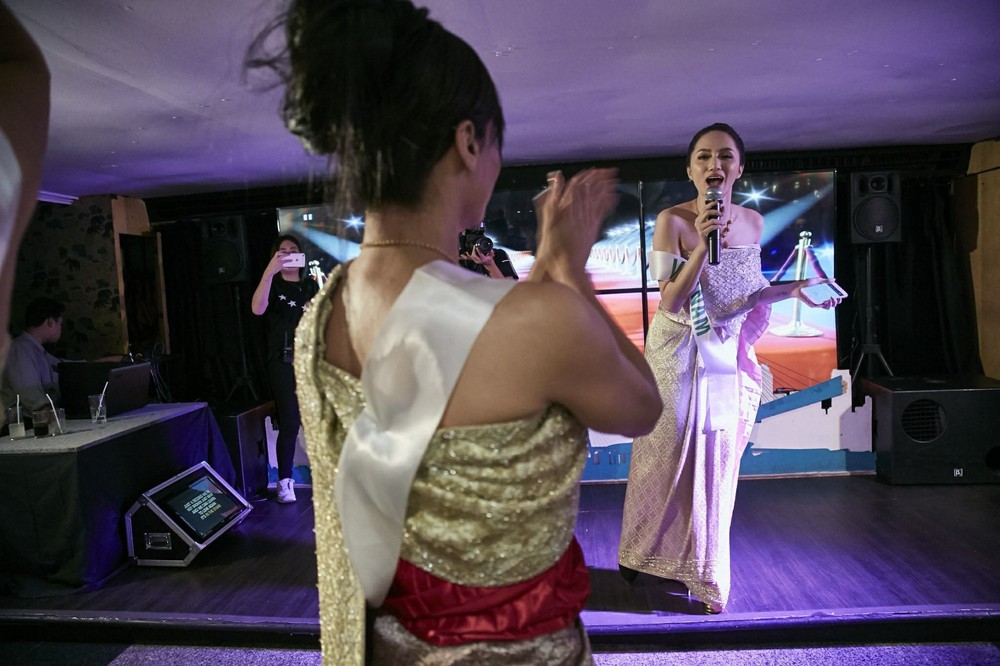 Hương Giang đằm thắm trong trang phục dân tộc Thái Lan, giao lưu văn nghệ cực sung cùng dàn thí sinh HH Chuyển giới Quốc tế - Ảnh 6.