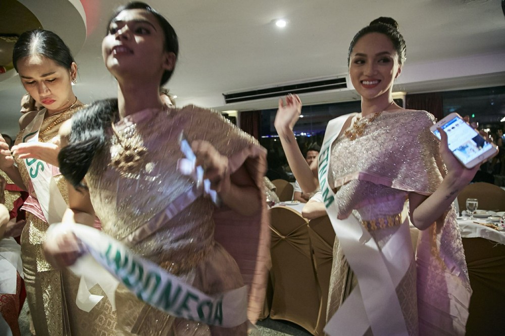 Hương Giang đằm thắm trong trang phục dân tộc Thái Lan, giao lưu văn nghệ cực sung cùng dàn thí sinh HH Chuyển giới Quốc tế - Ảnh 8.