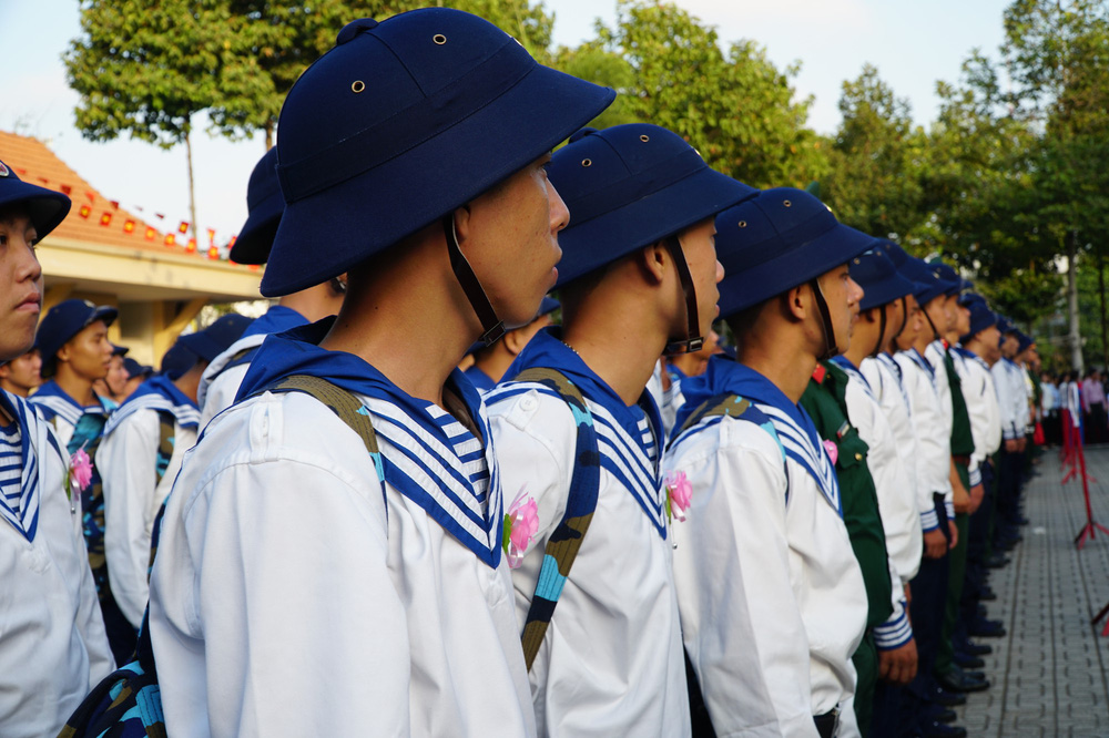 Nhiều cô gái Sài Gòn òa khóc khi xe chở các tân binh lăn bánh - Ảnh 2.