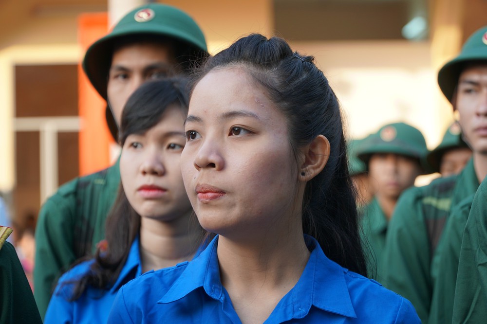 Nhiều cô gái Sài Gòn òa khóc khi xe chở các tân binh lăn bánh - Ảnh 8.
