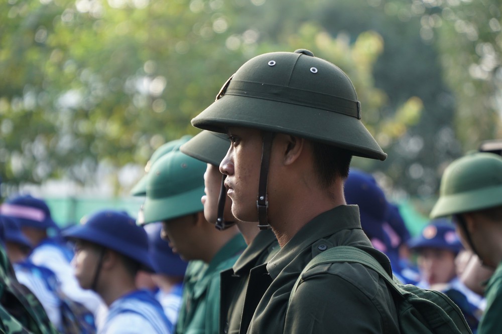 Nhiều cô gái Sài Gòn òa khóc khi xe chở các tân binh lăn bánh - Ảnh 7.