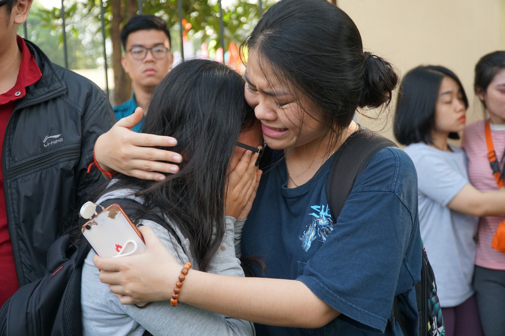 Nhiều cô gái Sài Gòn òa khóc khi xe chở các tân binh lăn bánh - Ảnh 16.