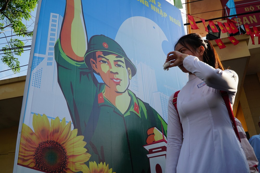 Nhiều cô gái Sài Gòn òa khóc khi xe chở các tân binh lăn bánh - Ảnh 21.