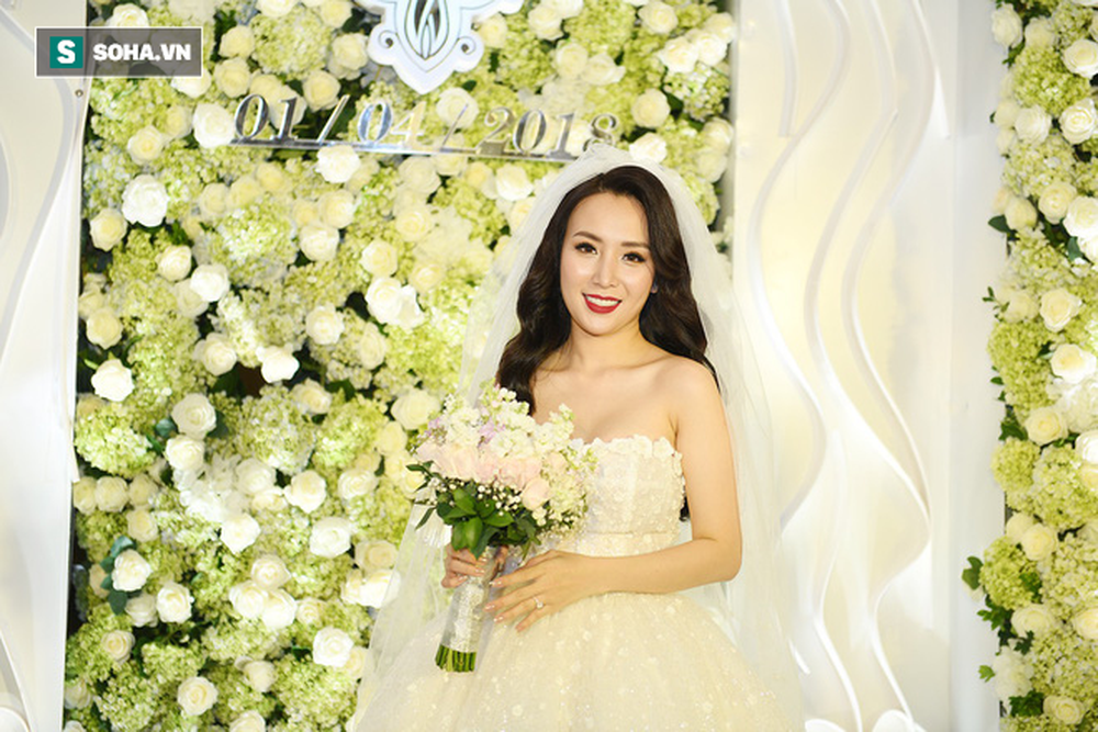 Ca sĩ Khắc Việt hôn vợ DJ xinh đẹp say đắm trong ngày cưới - Ảnh 3.