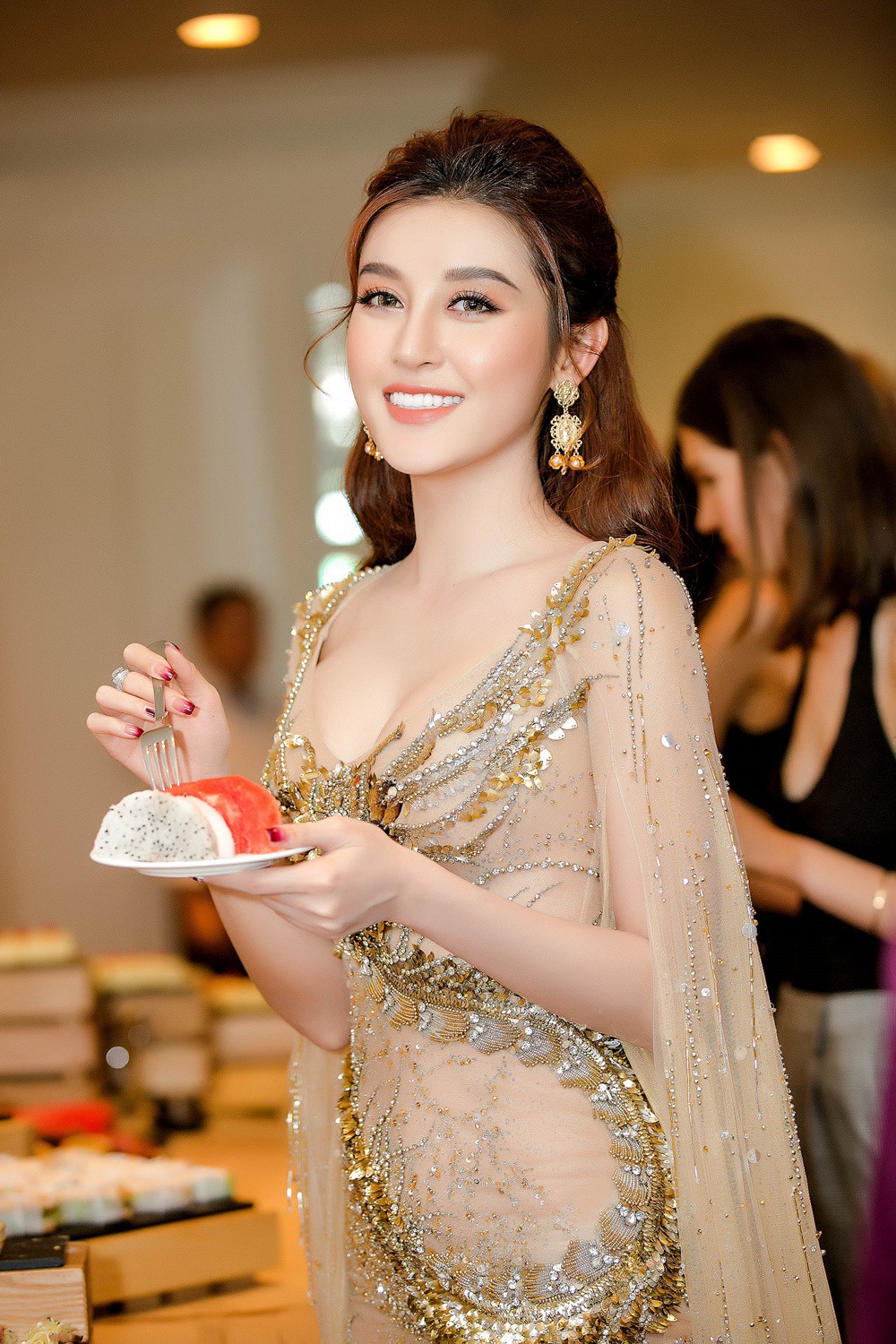 Huyền My đọ sắc với Hoa hậu Thế giới 2013 và Hoa hậu Hoàn vũ Quốc tế 2015 - Ảnh 6.