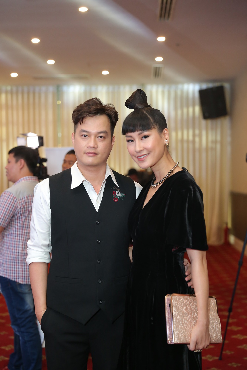 Ninh Dương Lan Ngọc diện sơ mi vẫn đầy quyến rũ - Ảnh 11.
