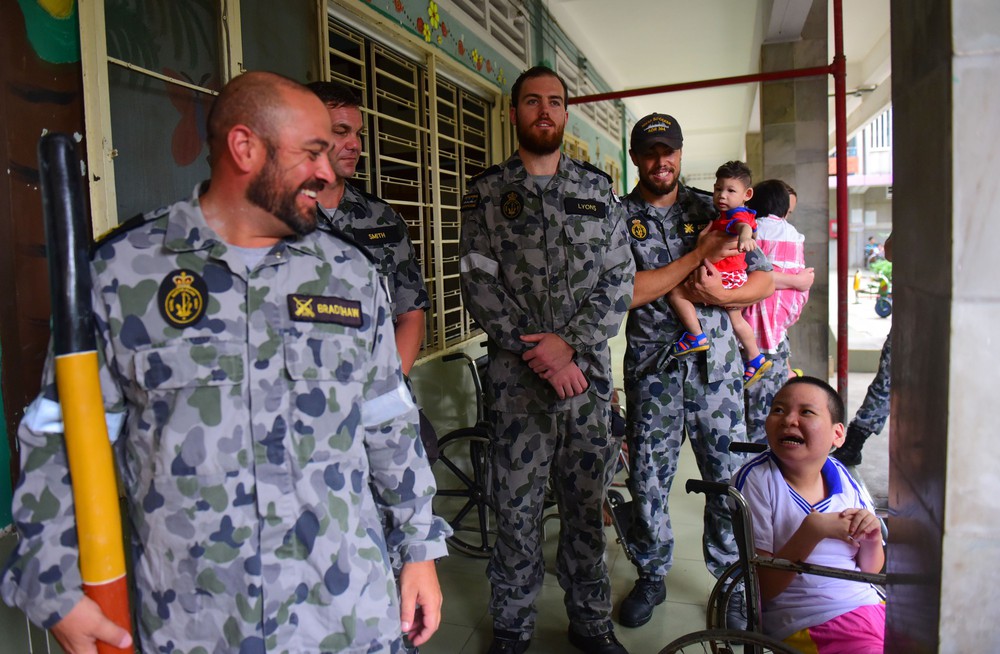 Lính Hải quân Hoàng Gia Australia selfie với trẻ em tàn tật ở Sài Gòn  - Ảnh 3.