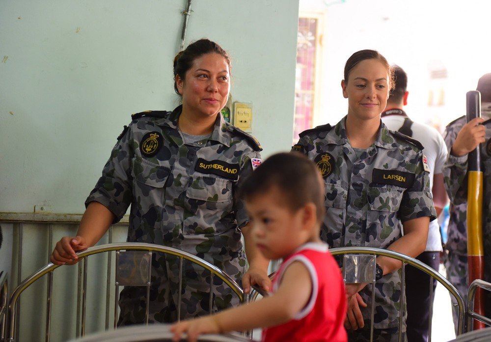 Lính Hải quân Hoàng Gia Australia selfie với trẻ em tàn tật ở Sài Gòn  - Ảnh 11.