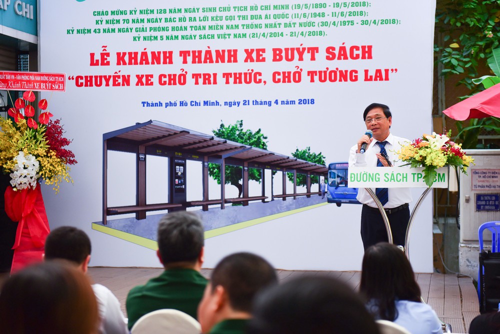 Mô hình xe buýt sách đầu tiên tại TPHCM đi vào phục vụ người dân - Ảnh 1.