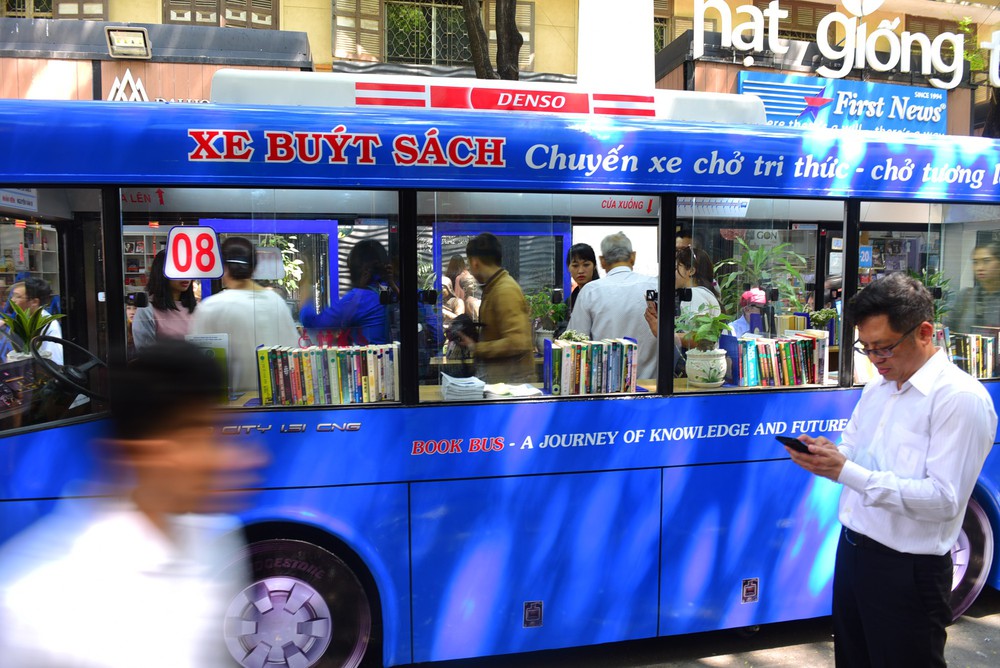 Mô hình xe buýt sách đầu tiên tại TPHCM đi vào phục vụ người dân - Ảnh 9.