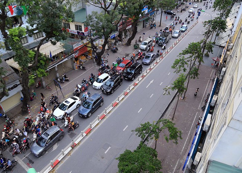 Đường Cát Linh cấm một chiều, giao thông ùn ứ giờ cao điểm - Ảnh 1.