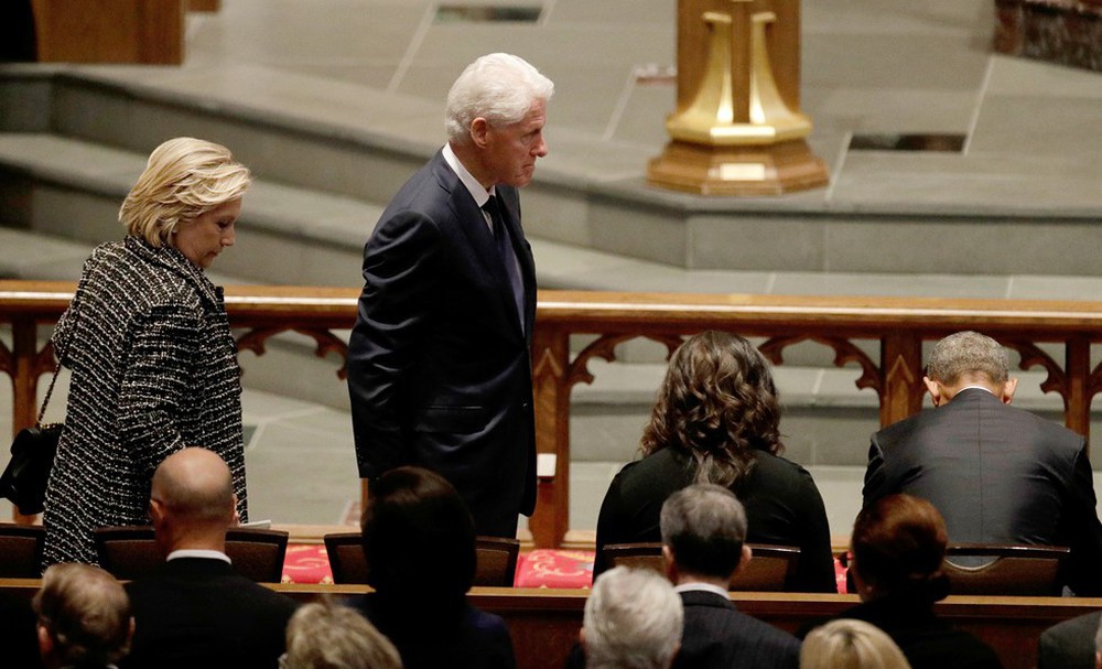 Người Mỹ bàn tán về nụ cười của bà Melania với ông Obama tại lễ tang cựu đệ nhất phu nhân Barbara Bush - Ảnh 4.