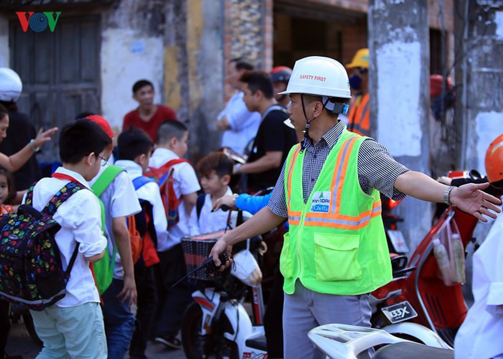 Đường Cát Linh cấm một chiều, giao thông ùn ứ giờ cao điểm - Ảnh 7.