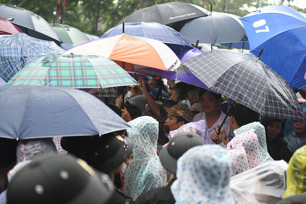 Hàng nghìn người đội mưa, chen chân lên lễ Giỗ Tổ Hùng Vương - Ảnh 13.