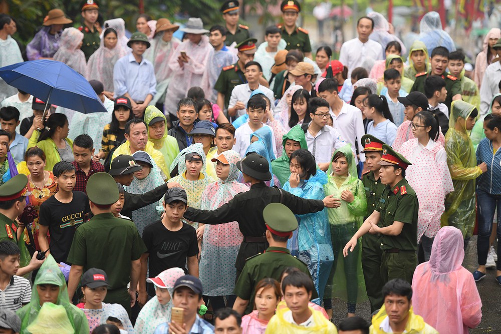 Hàng nghìn người đội mưa, chen chân lên lễ Giỗ Tổ Hùng Vương - Ảnh 3.