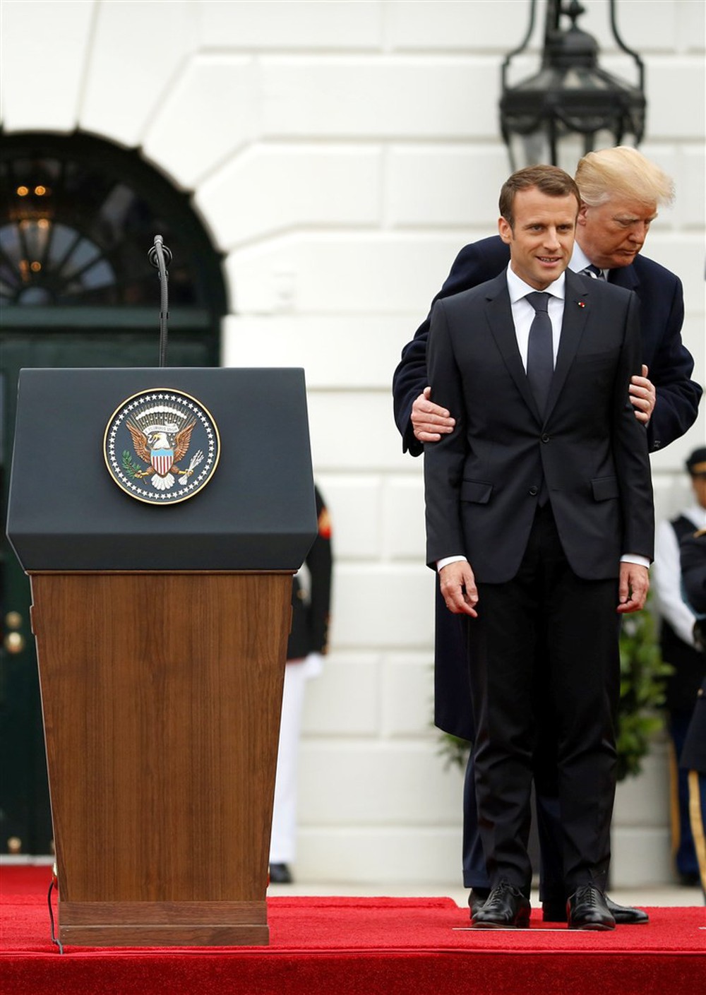 Phản ứng hóa học cực kỳ thú vị giữa 2 TT Trump-Macron: Vỗ đùi, dắt tay đi dọc Nhà Trắng - Ảnh 4.