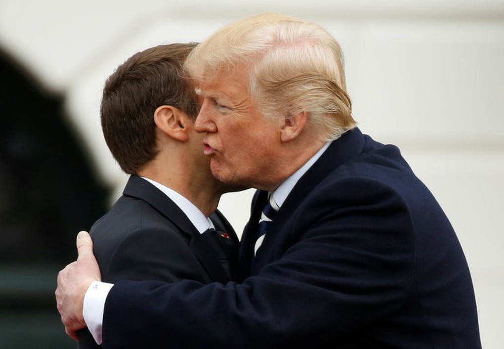 Phản ứng hóa học cực kỳ thú vị giữa 2 TT Trump-Macron: Vỗ đùi, dắt tay đi dọc Nhà Trắng - Ảnh 3.