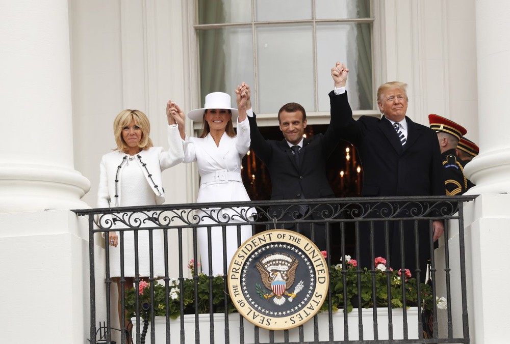 Phản ứng hóa học cực kỳ thú vị giữa 2 TT Trump-Macron: Vỗ đùi, dắt tay đi dọc Nhà Trắng - Ảnh 15.