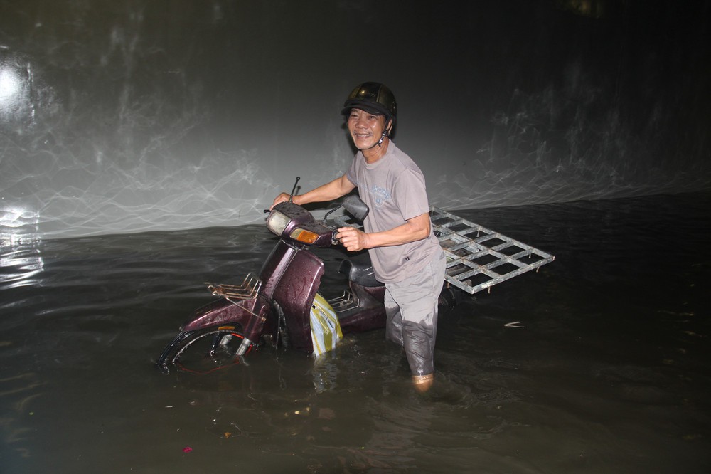 Hầm chui Điện Biên Phủ ngập nước hơn 1m, hàng loạt xe chết máy - Ảnh 4.
