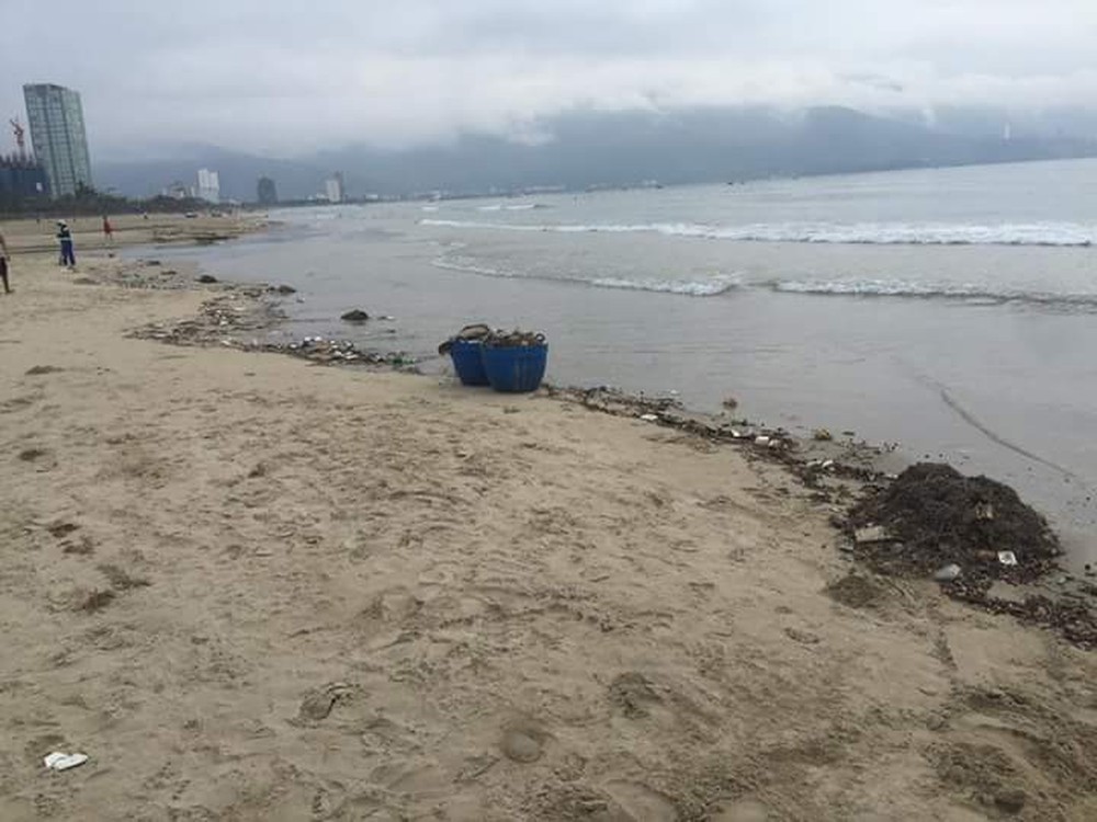 Bãi biển Đà Nẵng ngập rác vì mưa lớn trong ngày hàng nghìn du khách đổ về nghỉ lễ - Ảnh 2.