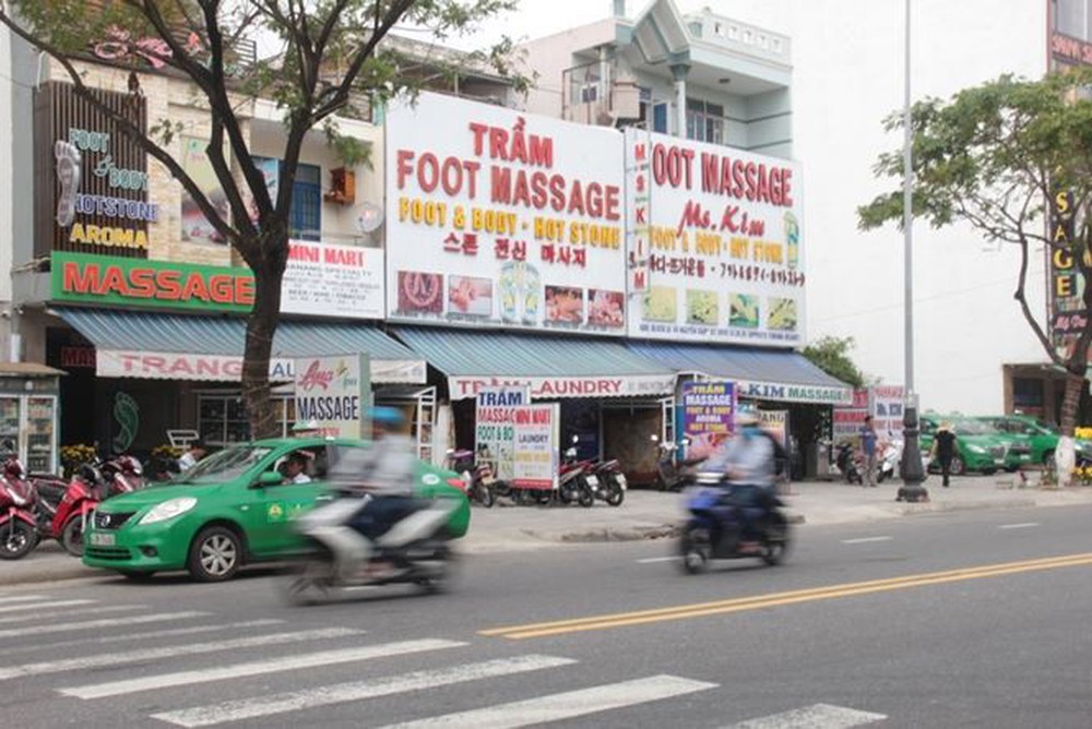 Đà Nẵng xử lý nhiều bảng hiệu chữ nước ngoài lấn át chữ Việt