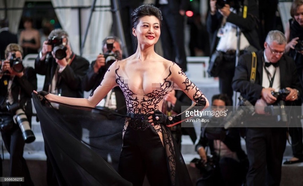 Giả vờ ngã, mặc Hoàng Bào và những trò lố của mỹ nhân Hoa ngữ trên thảm đỏ Cannes 2018 - Ảnh 12.