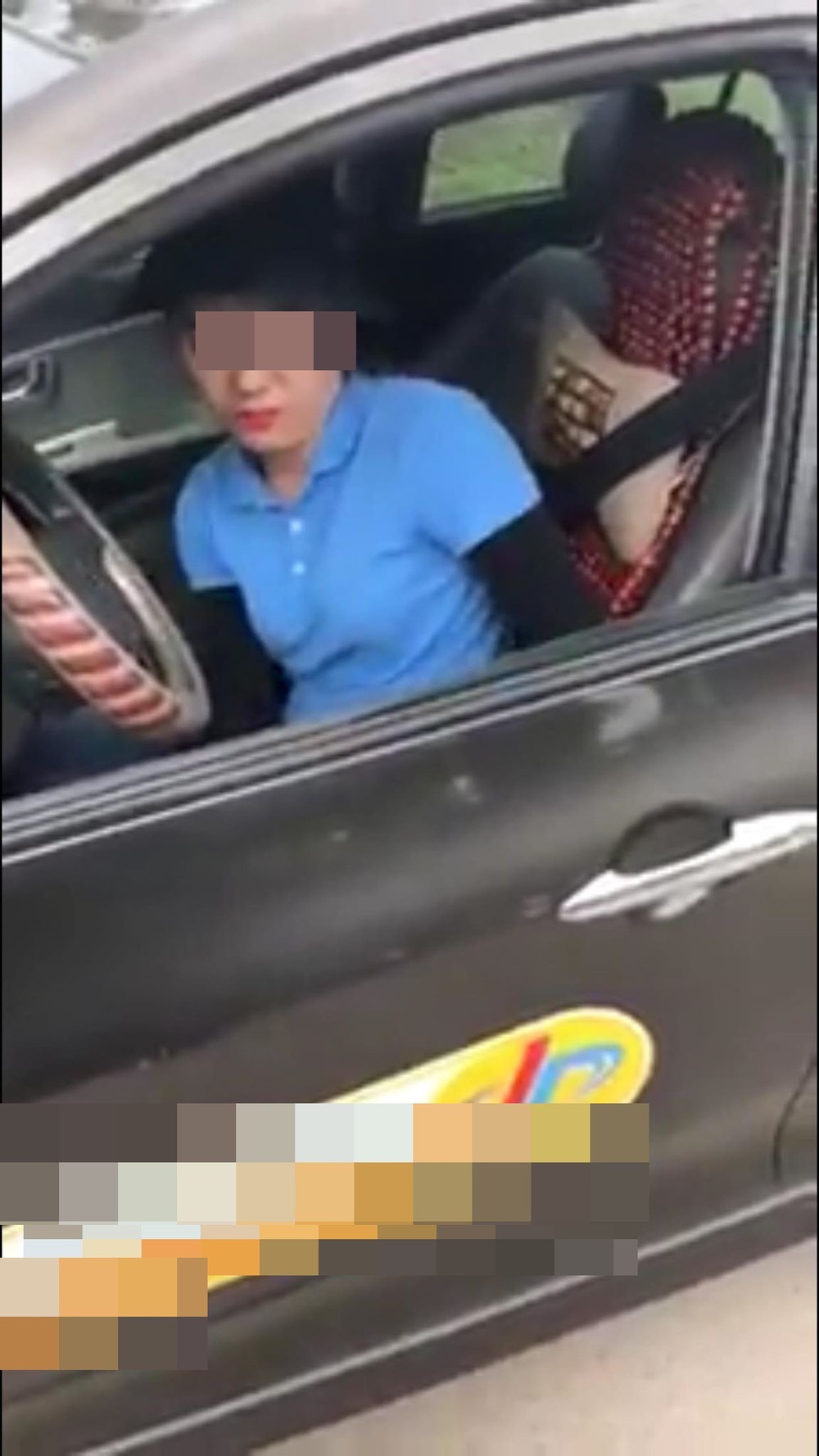 Nữ tài xế taxi dùng mánh khóe lừa gạt bị khách bóc phốt, tra hỏi giữa đường - Ảnh 1.