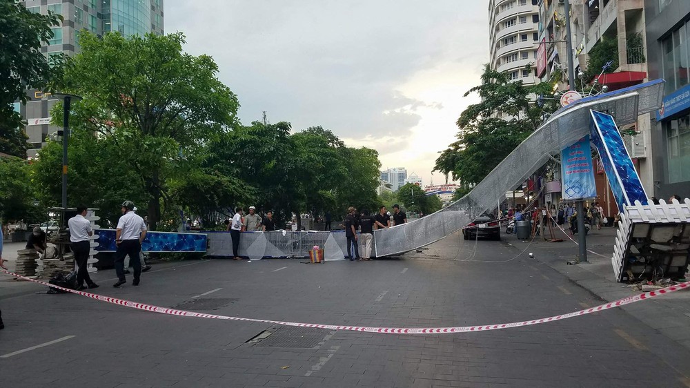 Gió quật ngã 3 cổng chào trên phố đi bộ Nguyễn Huệ, 1 người bị thương - Ảnh 4.