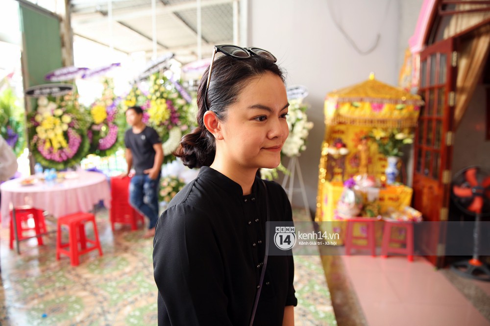 Đông Nhi khóc nghẹn trong đám tang của stylist Mì Gói tại quê nhà Tiền Giang - Ảnh 7.