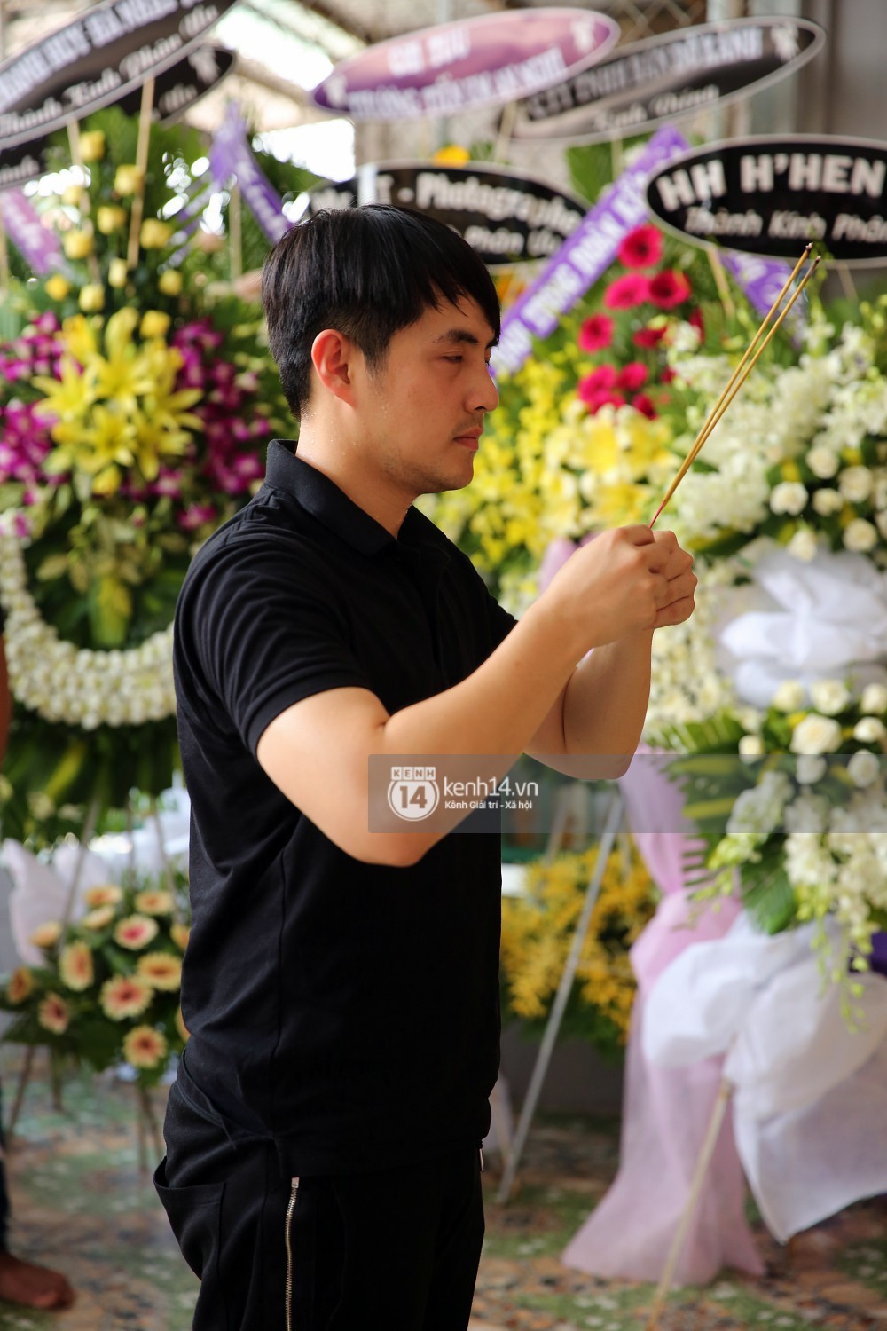 Đông Nhi khóc nghẹn trong đám tang của stylist Mì Gói tại quê nhà Tiền Giang - Ảnh 8.
