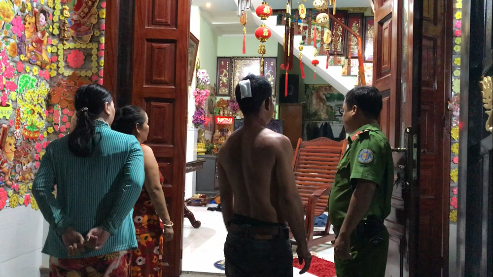 Đánh cha bị thương, nam thanh niên mở van bình gas cố thủ trong nhà - Ảnh 4.
