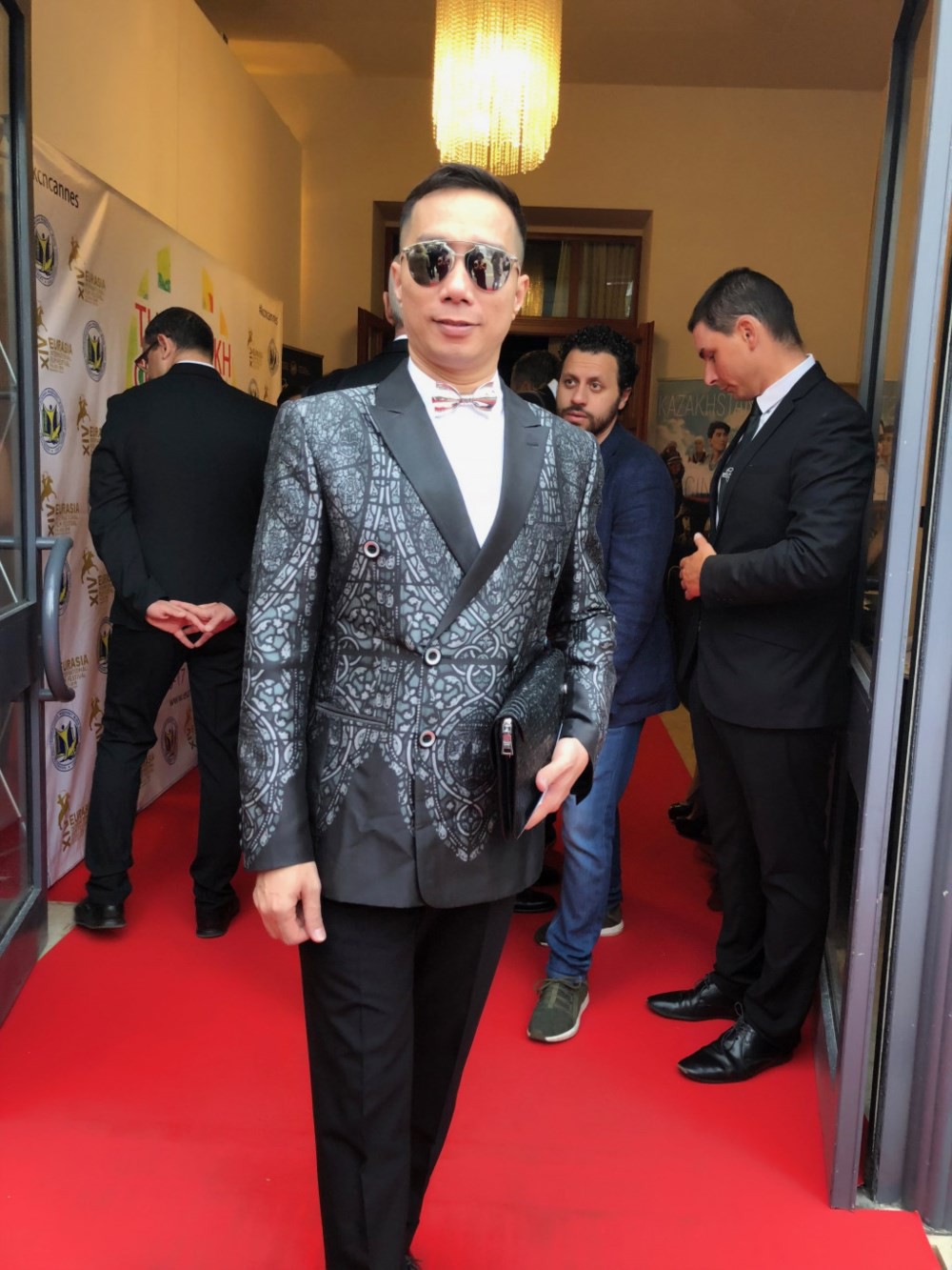 Hàng loạt nghệ sĩ Pháp diện đầm của nhà thiết kế Việt tại Liên hoan phim Cannes - Ảnh 1.