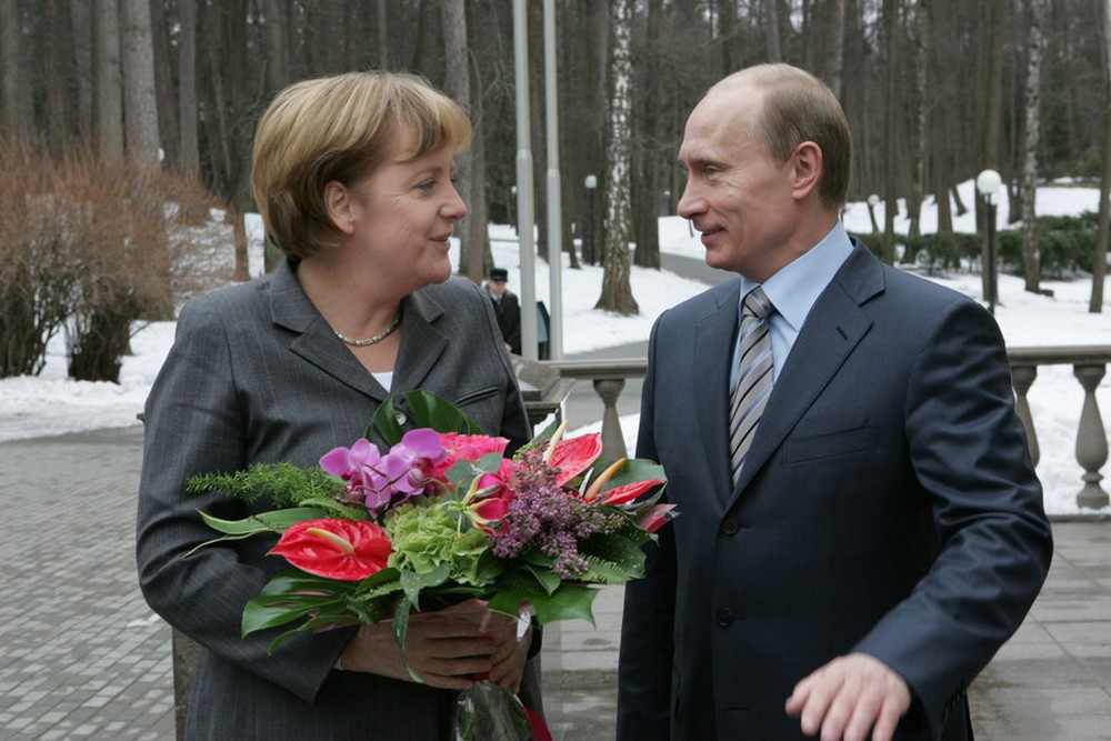 Báo Nga tung bằng chứng báo Đức chuyện bé xé ra to về bó hoa ông Putin tặng bà Merkel - Ảnh 1.