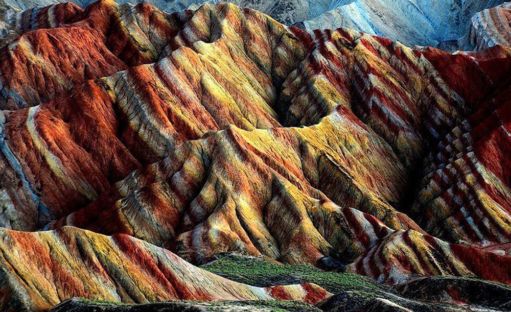 Bạn không hoa mắt đâu, đây chính là ngọn núi cầu vồng rực rỡ đẹp mê lòng người nổi tiếng ở Trung Quốc - Ảnh 5.
