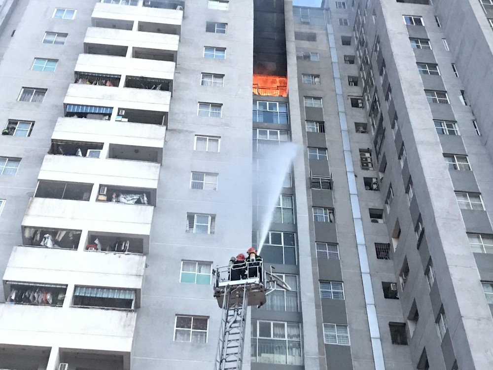 Cháy chung cư ở Hà Đông, kính vỡ rơi từ tầng 18 xuống đường