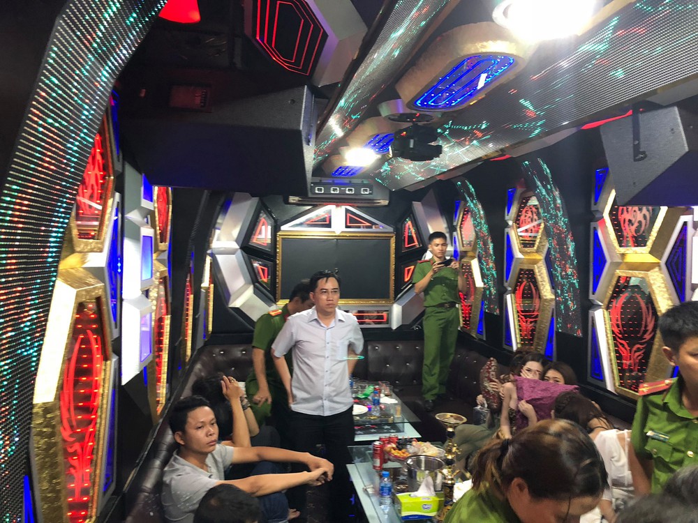 80 tiếp viên lưng trần vui vẻ cùng khách trong hai tụ điểm ăn chơi ở Sài Gòn - Ảnh 4.