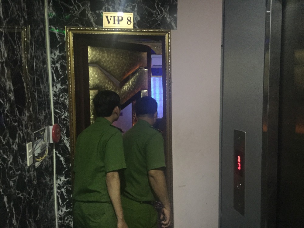 80 tiếp viên lưng trần vui vẻ cùng khách trong hai tụ điểm ăn chơi ở Sài Gòn - Ảnh 5.