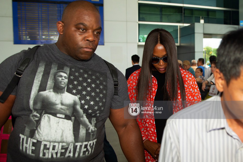 Mẹ đẻ The Face - Naomi Campbell cúi mặt, tránh né truyền thông khi có mặt tại sân bay Tân Sơn Nhất sáng nay - Ảnh 2.