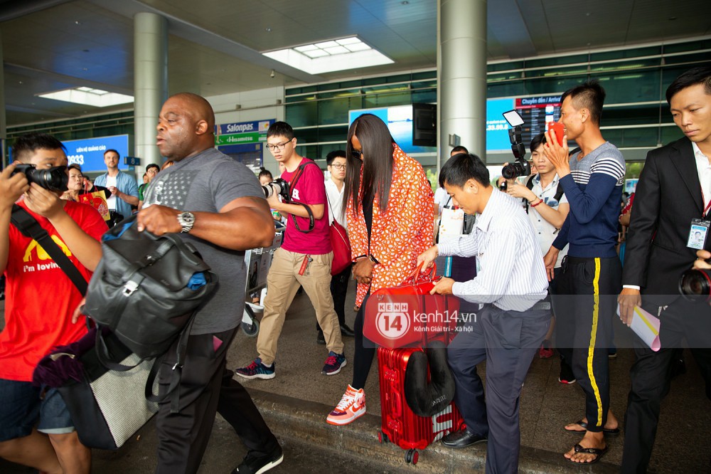 Mẹ đẻ The Face - Naomi Campbell cúi mặt, tránh né truyền thông khi có mặt tại sân bay Tân Sơn Nhất sáng nay - Ảnh 6.