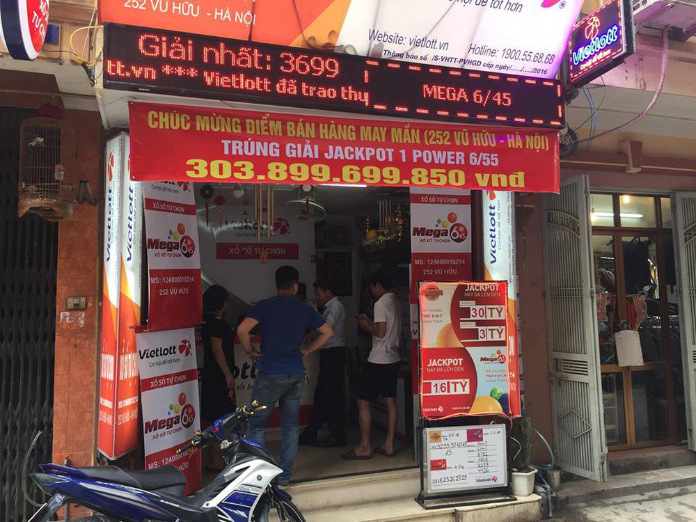 Chủ đại lý bán vé Vietlott trúng hơn 300 tỉ: Cả đêm qua vợ chồng tôi không ngủ được - Ảnh 2.