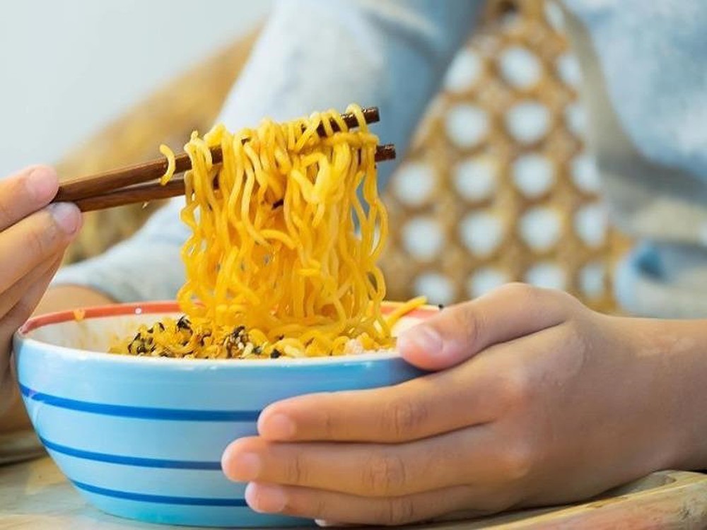 Ăn mì gói có thể gây ra bệnh tim ở phụ nữ? - Ảnh 1.