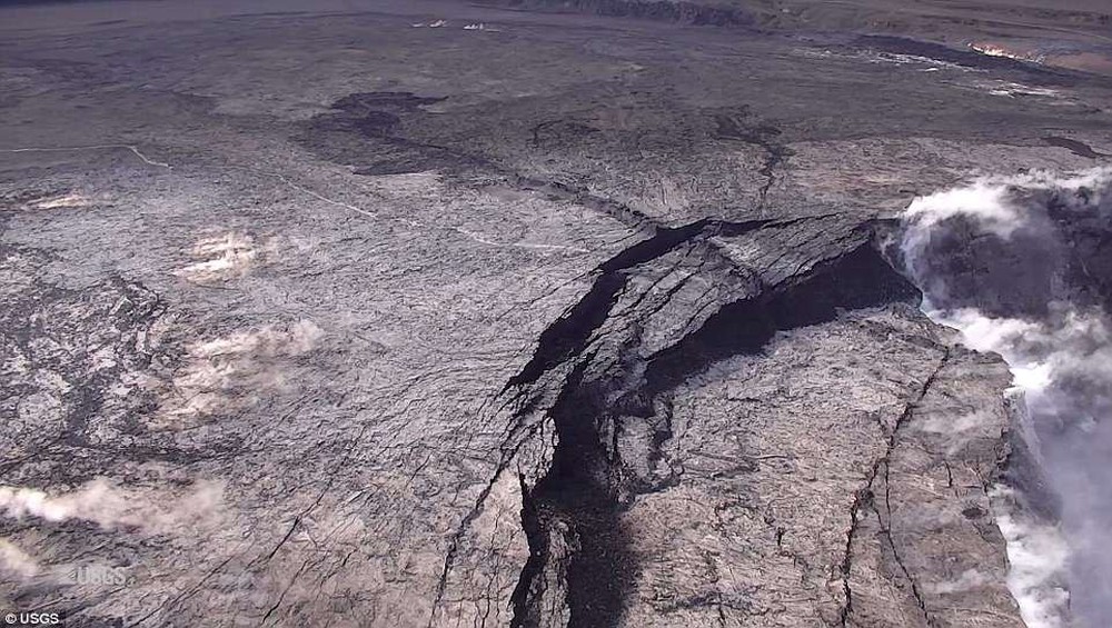 Dùng drone quan sát miệng núi lửa vừa tàn phá Hawaii, chuyên gia phát hiện điều đáng sợ! - Ảnh 6.