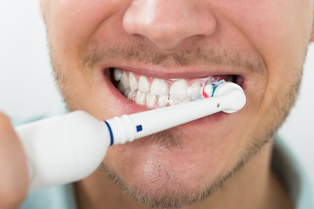 Bàn chải đánh răng thông thường và bàn chải điện: Loại nào tốt hơn? - Ảnh 3.