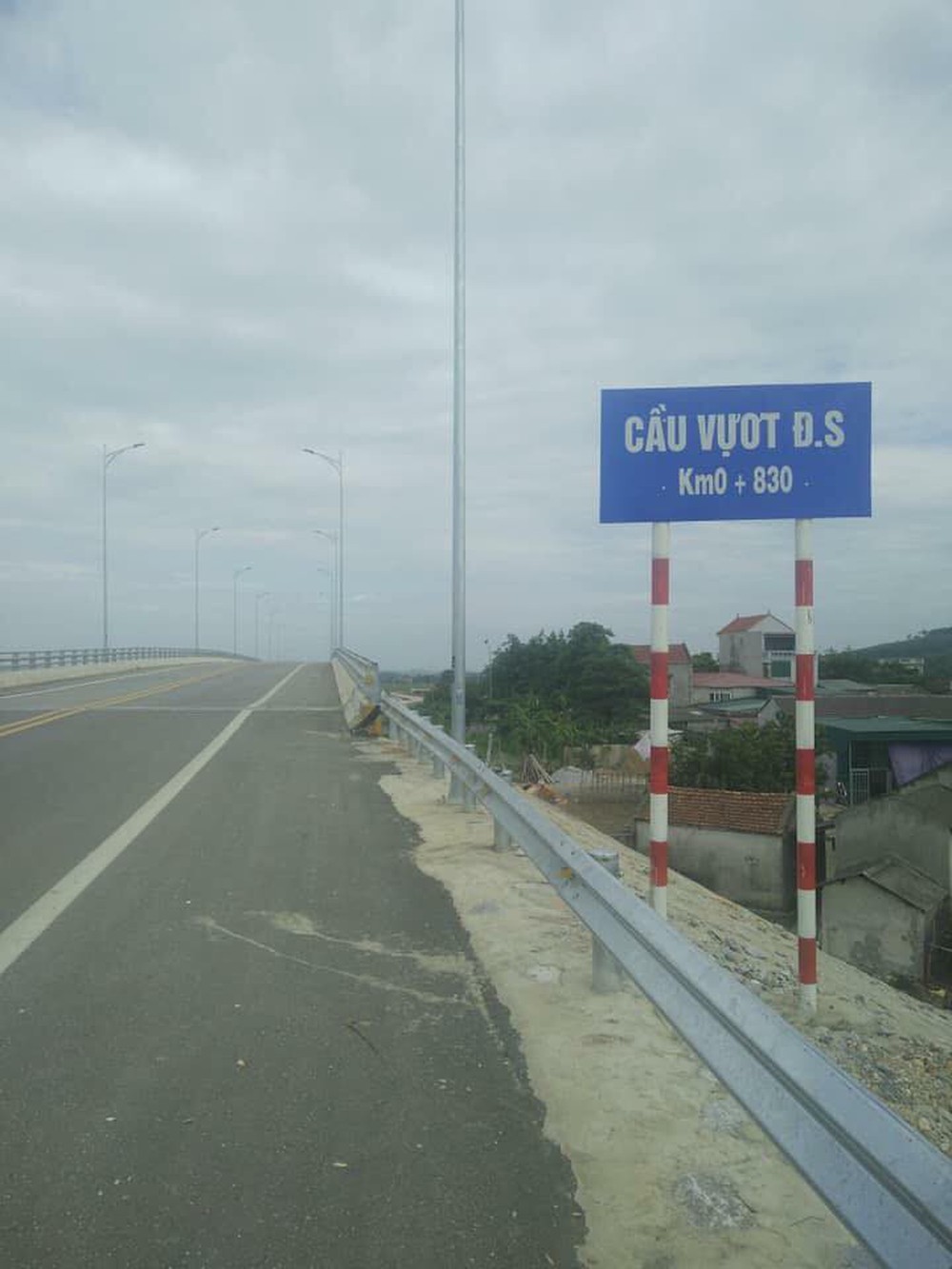 Xôn xao về cây cầu vượt cho người đi bộ qua đường sắt ở Thanh Hóa - Ảnh 2.
