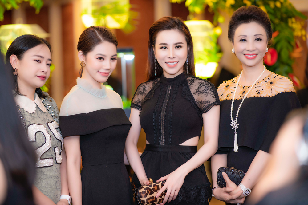 Không váy áo cầu kỳ, Hoa hậu Hoàng Dung vẫn cuốn hút và gợi cảm - Ảnh 3.