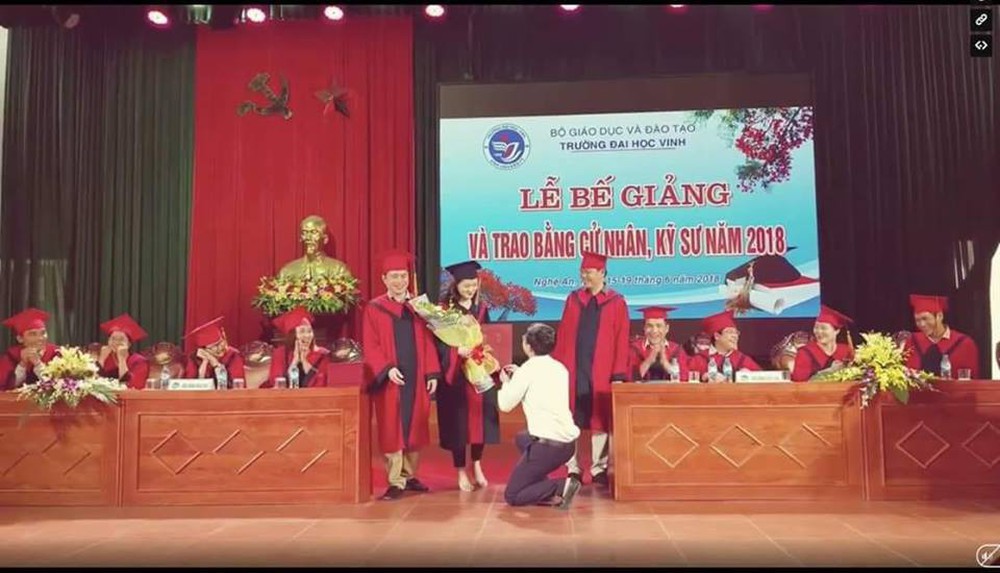 Lãnh đạo trường Đại học Vinh lên tiếng sau vụ Phó bí thư đoàn cầu hôn sinh viên trong lễ tốt nghiệp - Ảnh 1.