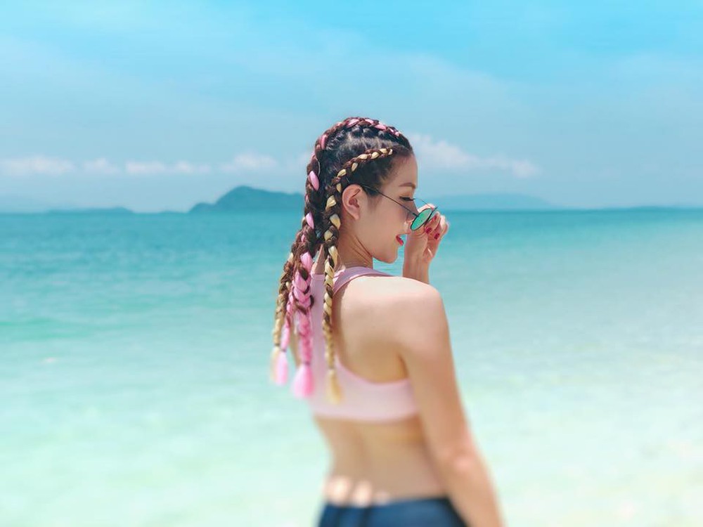 Cận cảnh vẻ nóng bỏng của MC mặc bikini dẫn World Cup gây xôn xao - Ảnh 8.